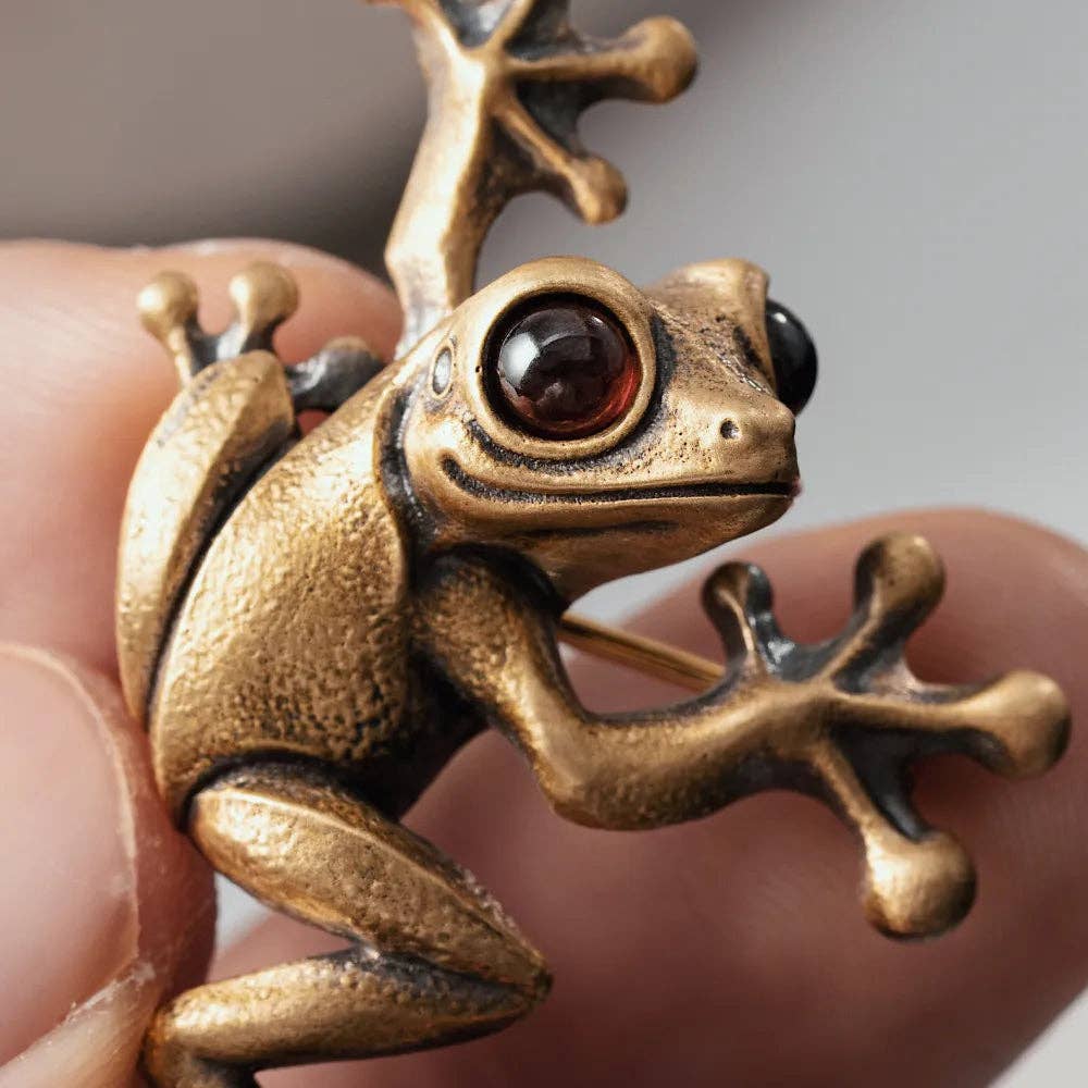Red-Eyed Tree Frog Brooch | Brass with Garnet | Coppertist.Wu