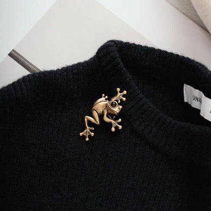 Red-Eyed Tree Frog Brooch | Brass with Garnet | Coppertist.Wu