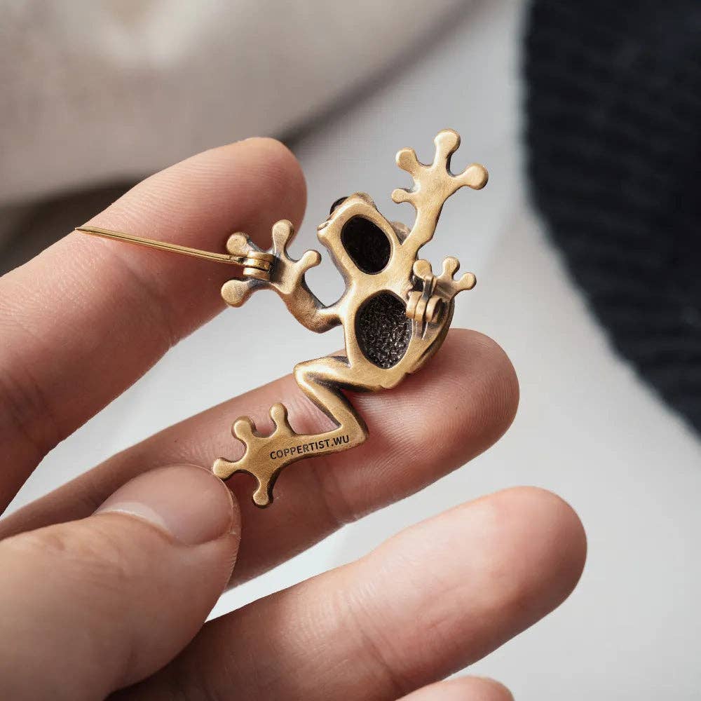 Red-Eyed Tree Frog Brooch | Brass with Garnet | Coppertist.Wu