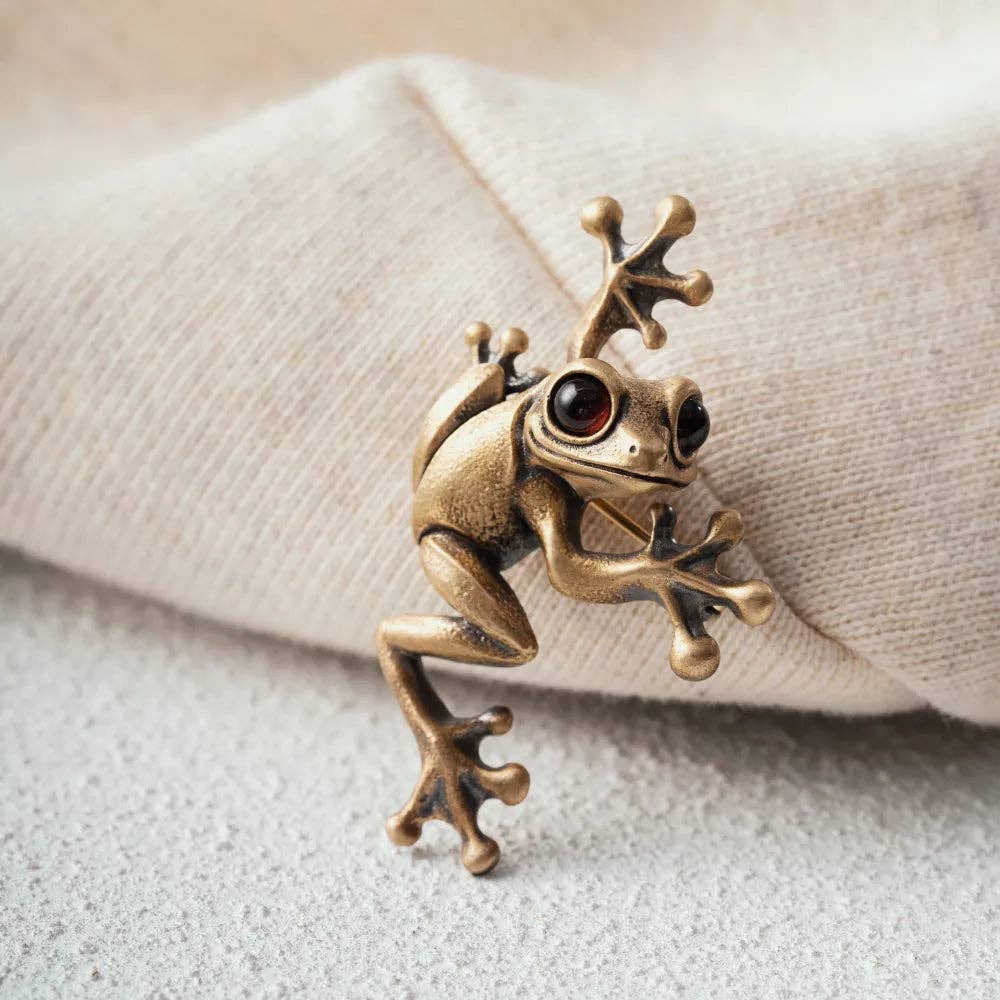 Red-Eyed Tree Frog Brooch | Brass with Garnet | Coppertist.Wu