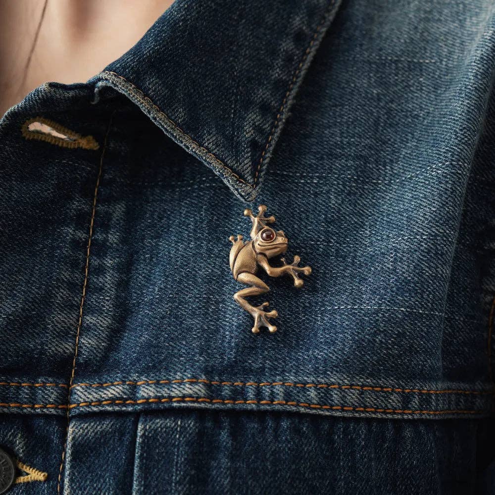 Red-Eyed Tree Frog Brooch | Brass with Garnet | Coppertist.Wu