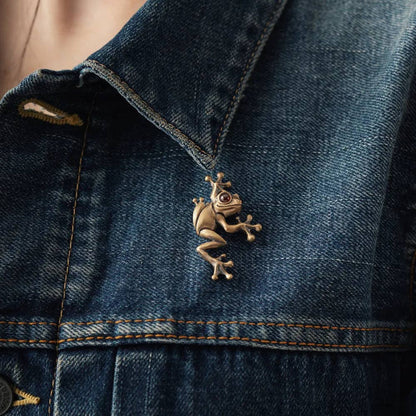 Red-Eyed Tree Frog Brooch | Brass with Garnet | Coppertist.Wu