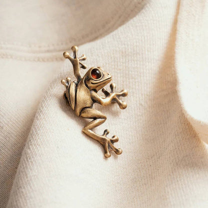 Red-Eyed Tree Frog Brooch | Brass with Garnet | Coppertist.Wu